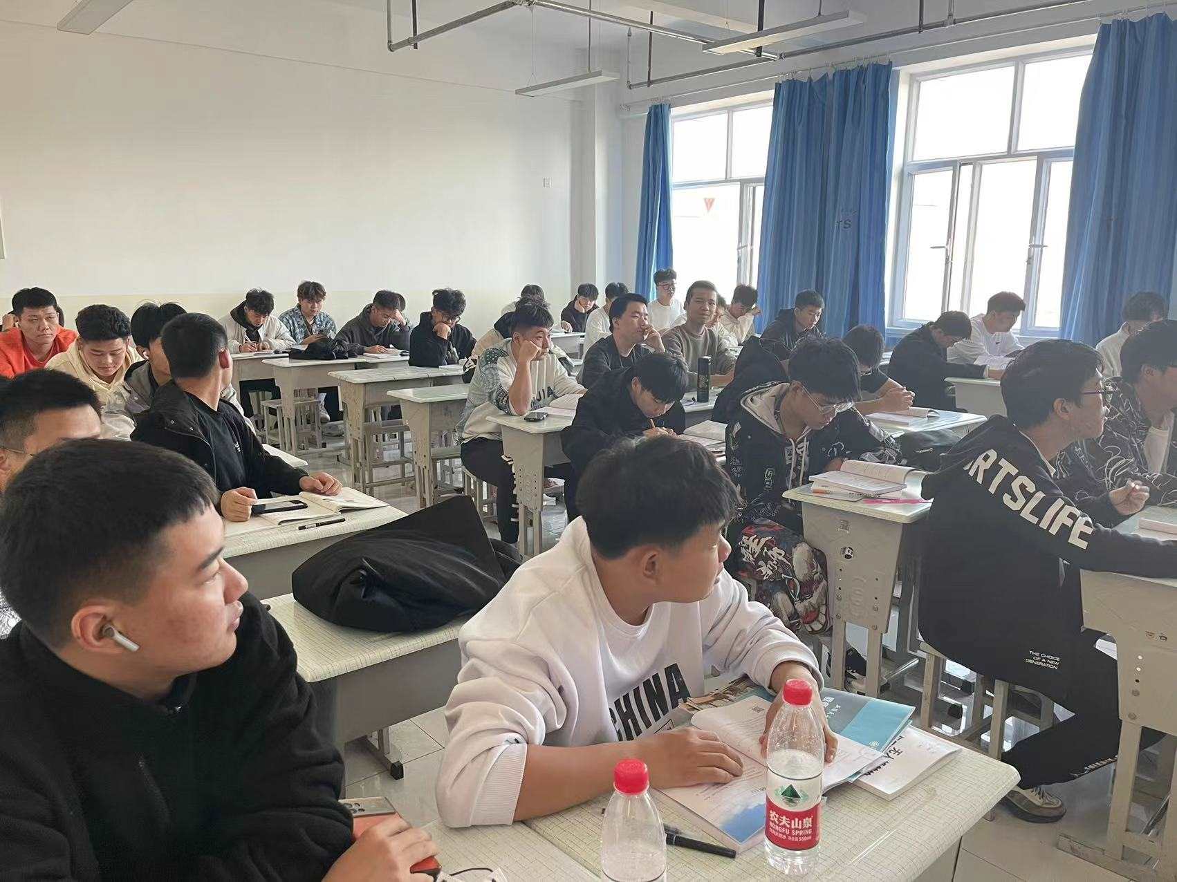 青少年無人機(jī)航模培訓(xùn)興趣班