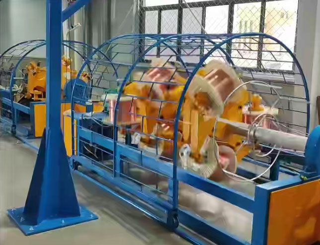 安裝在湖北億弘科技有限公司 同步叉絞單層高速繞包機(jī)組 TSJ500-6+12GR型PLC控制生產(chǎn)試機(jī)現(xiàn)場