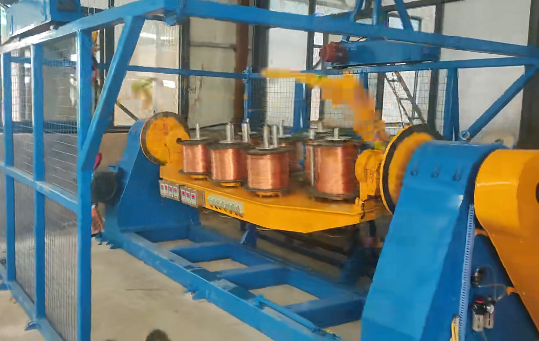 安裝在河南旭升電纜有限公司 高速鋁銅線合股機(jī)+桶裝繞包機(jī)組GLTH500T-1400型一套 試機(jī)現(xiàn)場
