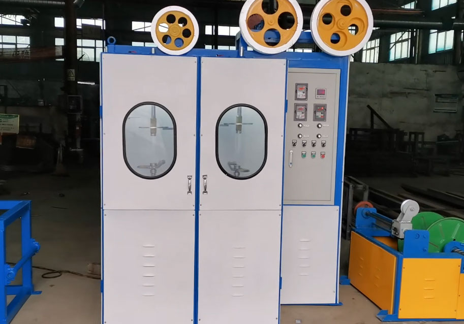 桶裝塔盤雙層云母帶繞包機TSRB400/630型試機現(xiàn)場