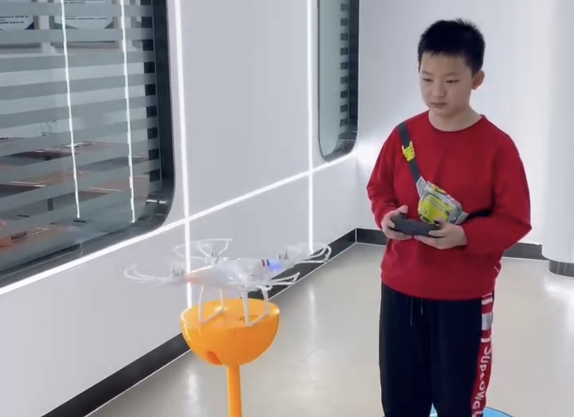 新疆保華潤(rùn)天航空：青少年無(wú)人機(jī)學(xué)習(xí)班成教育熱點(diǎn)