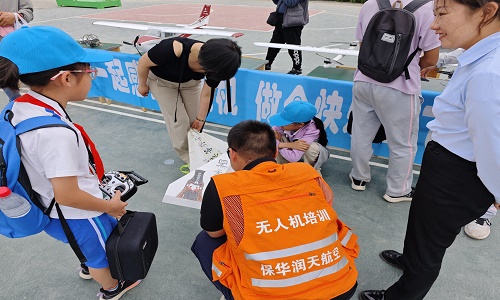 新疆保華潤(rùn)天航空無人機(jī)培訓(xùn)揭秘：青少年無人機(jī)培訓(xùn)市場(chǎng)，費(fèi)用真的那么高嗎？