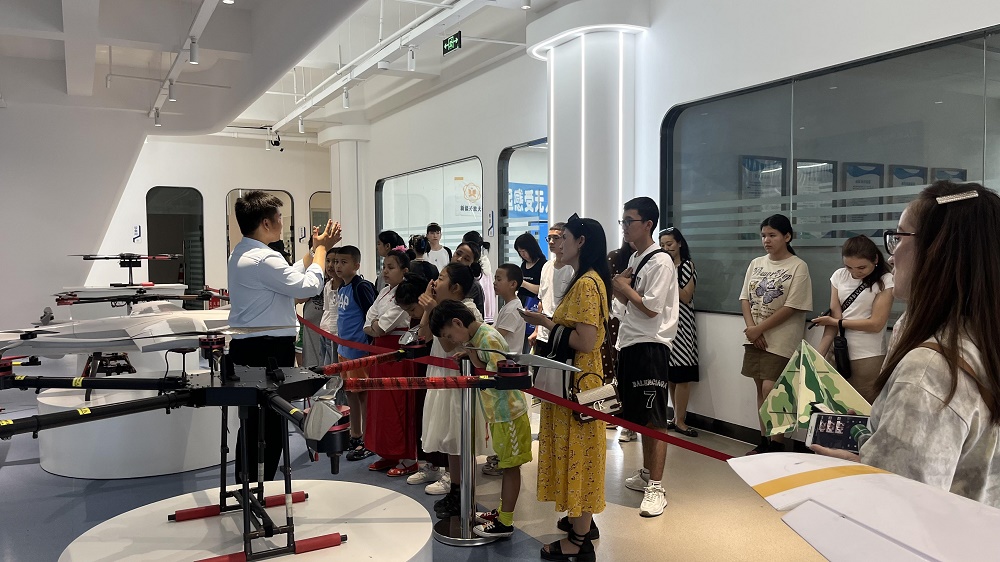 新疆青少年無人機培訓丨報考無人機執(zhí)照需要滿足什么條件？-保華潤天航空