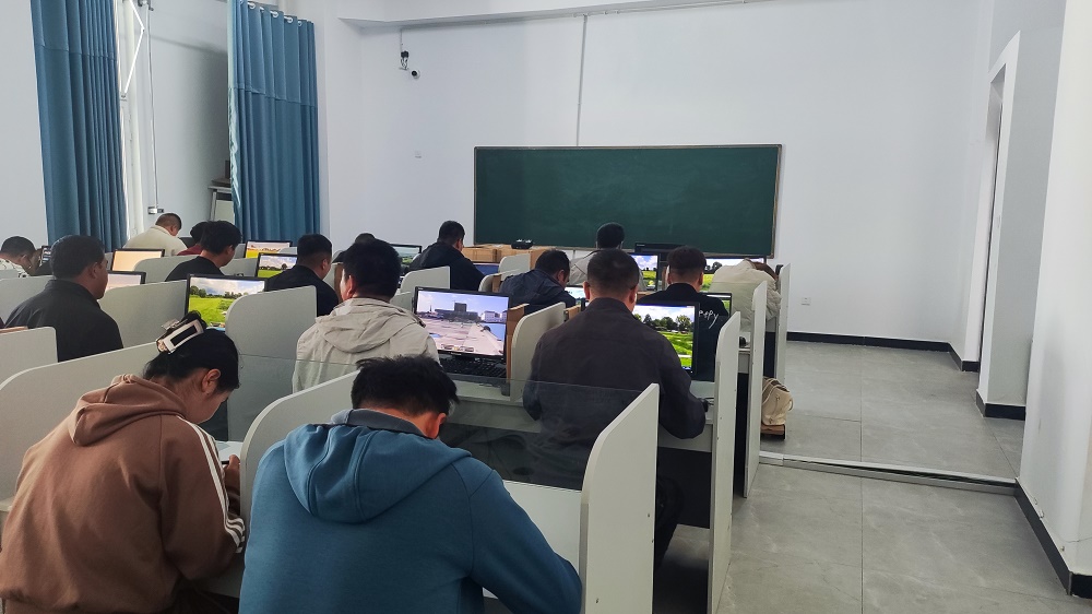 【新疆無人機(jī)培訓(xùn)】無人機(jī)操作培訓(xùn)走進(jìn)英吉沙縣，為鄉(xiāng)村振興插上騰飛的翅膀