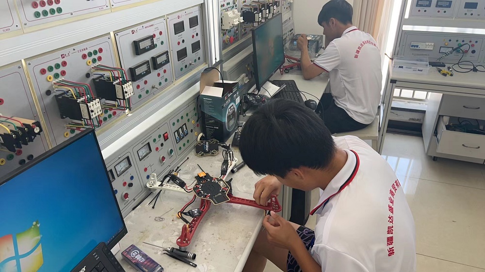 【低空經(jīng)濟(jì)+無人機(jī)】無人機(jī)飛手：低空經(jīng)濟(jì)下的金領(lǐng)職業(yè)-保華潤天航空