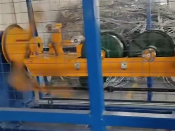 安裝在八月電纜(湖北)有限公司 平盤(pán)式鋁銅線合股機(jī)LH500P型生產(chǎn)現(xiàn)場(chǎng)